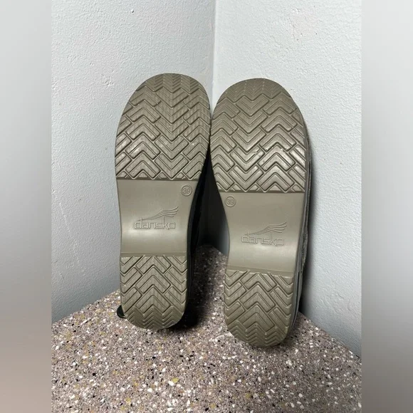 Dankso
Women's Dansko Professional
Suede Camo Soft Clogs size 39 - Picture 8 of 9